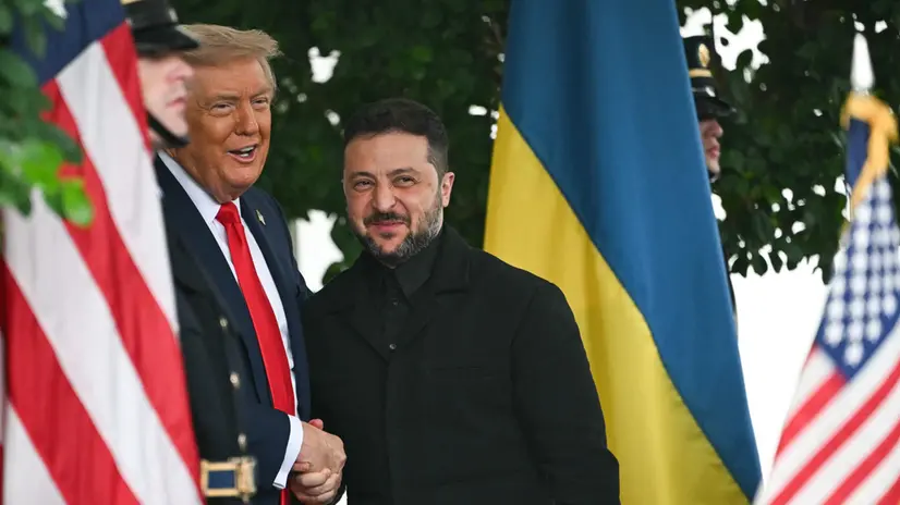 Stretta di mano tra Trump e Zelensky prima dell'incontro del 18 agosto scorso - Foto Afp/Andrew Caballero-Reynolds © www.giornaledibrescia.it