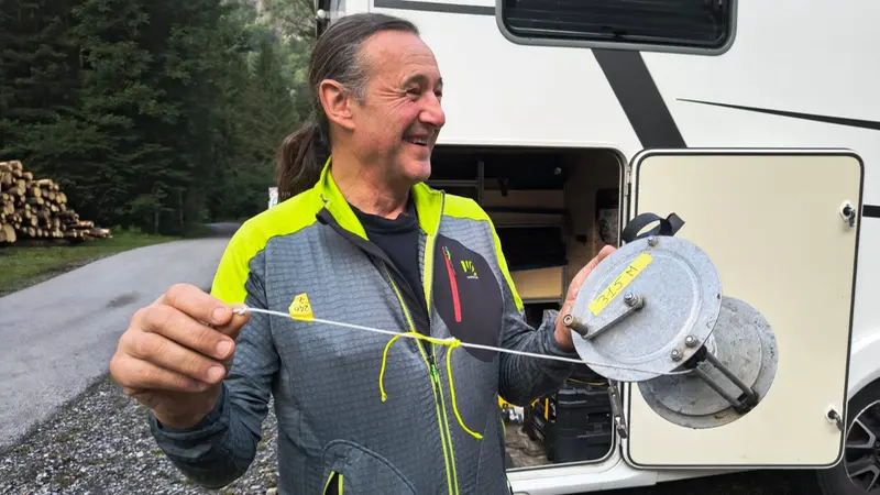 Lo speleologo Casati mostra le sagole di diverso colore dei tratti uniti sott'acqua in diverse esplorazioni - © www.giornaledibrescia.it