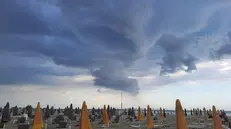 La spiaggia di Rimini mentre arriva un forte temporale. ANSA/GIANLUCA ANGELINI (maltempo)
