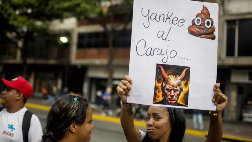 epa12294343 A person holds up a sign which states 'yankee to hell' during a demonstration in support of Venezuelan President Nicolas Maduro in Caracas, Venezuela, 11 August 2025. Hundreds of Chavistas mobilized in Caracas and other regions of Venezuela in response to what they described as threats from the United States after a recent announcement offering a 50 million dollar reward for information leading to Maduro's capture, twice the amount offered in January. EPA/MIGUEL GUTIERREZ