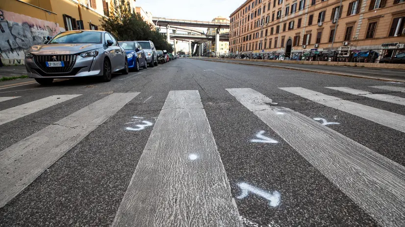 I rilievi in via Prenestina dove la scorsa notte ha perso la vita un motociclista in seguito ad un incidente con un rider in bicicletta, Roma, 24 gennaio 2024. ANSA/ANGELO CARCONI