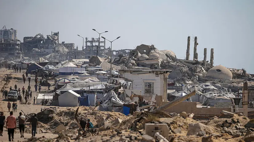 epa12249943 Internally displaced Palestinians walk along Rashid Road in western Jabalia, northern Gaza Strip, 20 July 2025. According to the Palestinian Ministry of Health in Gaza, at least 67 people were killed while trying to receive humanitarian aid in the Zikim area, northern Gaza. EPA/MOHAMMED SABER
