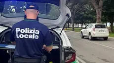 Un agente della Polizia locale - © www.giornaledibrescia.it