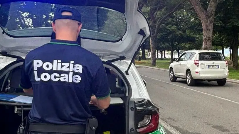 Un agente della Polizia locale - © www.giornaledibrescia.it