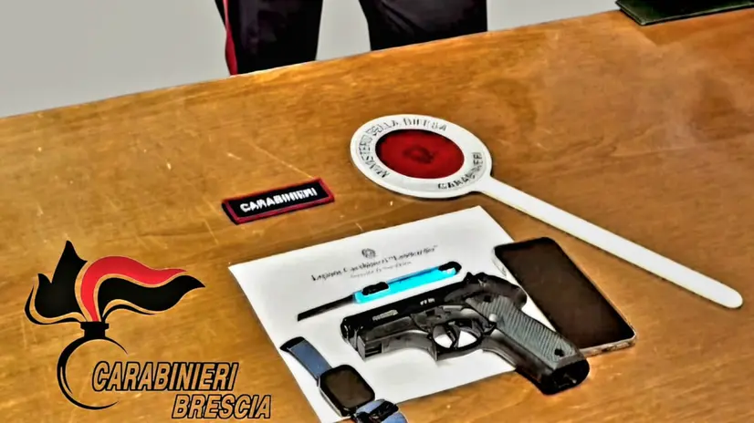 La pistola e gli altri oggetti sequestrati al giovane