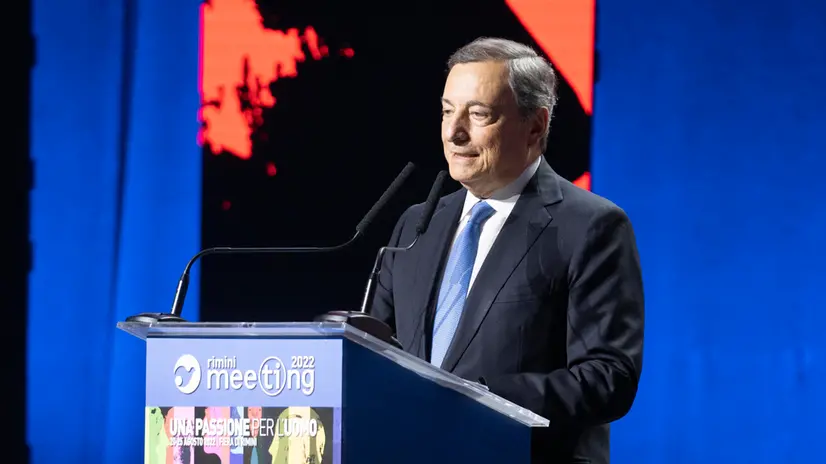 This handout picture provided by the Chigi Palace Press Office shows Italian Prime Minister Mario Draghi attending the annual meeting of lay Catholic group Communion and Liberation (CL) in Rimini, Italy, 24 August 2022. Outgoing Premier Mario Draghi said that Italy was a great country and would make it under whatever government emerges from next month's general election. "I am convinced that the next government, whatever colour it is, will be able to overcome difficulties that appear insurmountable: Italy will make it this time too," Draghi told. ANSA/ CHIGI PALACE PRESS OFFICE/ FILIPPO ATTILI +++ ANSA PROVIDES ACCESS TO THIS HANDOUT PHOTO TO BE USED SOLELY TO ILLUSTRATE NEWS REPORTING OR COMMENTARY ON THE FACTS OR EVENTS DEPICTED IN THIS IMAGE; NO ARCHIVING; NO LICENSING +++ (NPK)