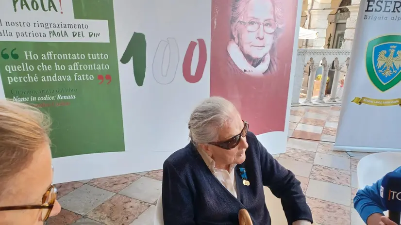 Il ministro della Giustizia, Carlo Nordio, è giunto questa mattina a Udine, inatteso, per prendere parte alle celebrazioni della città per i cento anni di Paola Del Din. La quale, intervenendo, ha detto: "In questi 100 anni ho imparato una filosofia di vita che si basa sul darsi da fare e sul fare il proprio dovere. Siccome io lo ho fatto sempre, posso dire quello che penso, anche se non piace a chi mi sta ascoltando". Del Din, eroina della Resistenza, ha compiuto 100 anni il 22 agosto scorso. ANSA/Alberto Rochira