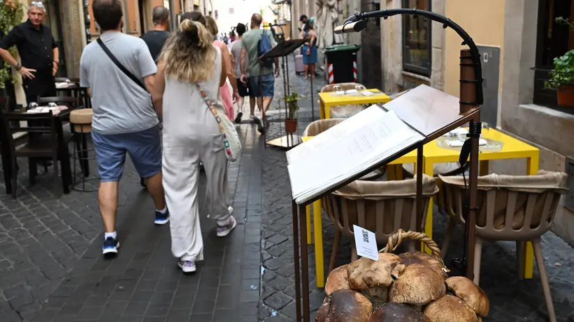 Tavoli all'aperto di un ristorante nel centro di Roma, 21 agosto 2025. ANSA/MAURIZIO BRAMBATTI