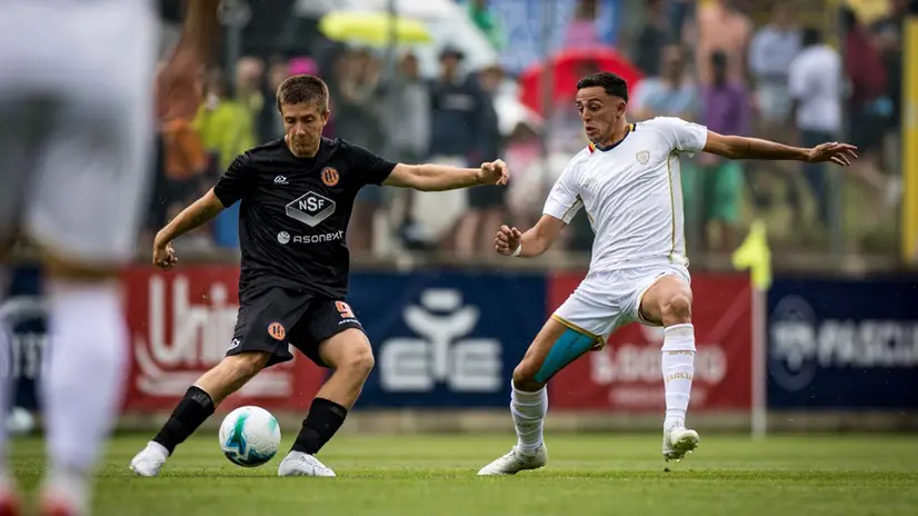 In maglia nera Francesco Gobbi dell'Ospitaletto - Foto Cagliari Calcio