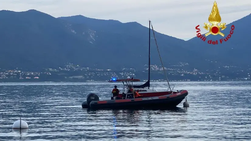 Una donna di 73 anni è dispersa nelle acque del lago Maggiore. Si tratta di una turista di nazionalità tedesca, che stava nuotando nella zona del lido di Cannero Riviera, nel Verbano-Cusio-Ossola. Intorno alle 18, per cause da chiarire, la donna è scomparsa in una zona in cui la profondità del lago è tra gli otto e i dieci metri. Le ricerche coinvolgono la squadra nautica dei vigili del fuoco di Verbania, sul posto con battello pneumatico e soccorritori acquatici, e i sommozzatori giunti da Torino a bordo dell'elicottero Drago 66.ANSA/ Vigili del fuoco +++ ANSA PROVIDES ACCESS TO THIS HANDOUT PHOTO TO BE USED SOLELY TO ILLUSTRATE NEWS REPORTING OR COMMENTARY ON THE FACTS OR EVENTS DEPICTED IN THIS IMAGE; NO ARCHIVING; NO LICENSING +++ NPK +++