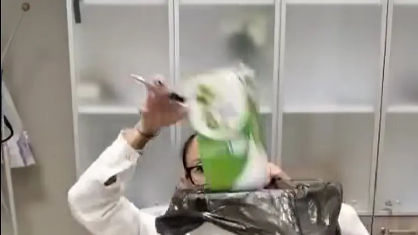 Frame del video diffuso sui social dalla dottoressa Rita Segantini e dall'infermiera Giulia Checcacci, in cui le si vedono gettare nel cestino medicinali Teva, di produzione israeliana, nella Casa della Salute di Pratovecchio Stia (Arezzo). ANSA