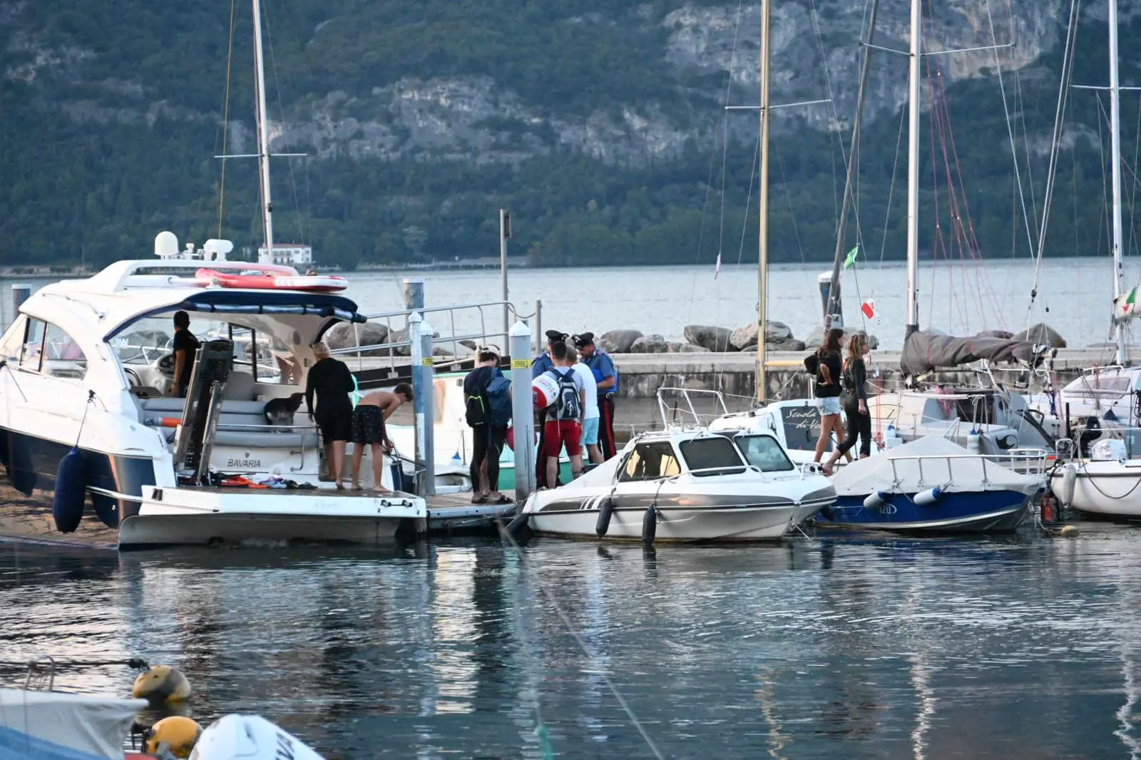 Malore in acqua, donna soccorsa a Iseo