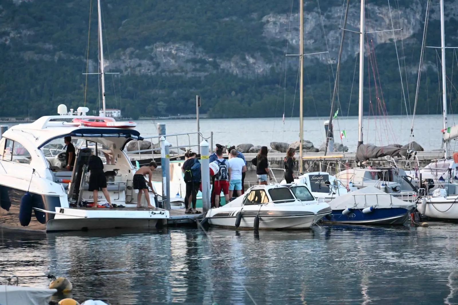 Malore in acqua, donna soccorsa a Iseo