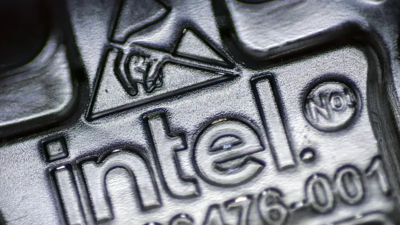 epa12314248 The Intel logo is photographed on a chip package in Berlin, Germany, 21 August 2025. The White House has confirmed that the Trump administration is in talks with Intel about acquiring a stake of up to 10 percent in the chipmaker. EPA/HANNIBAL HANSCHKE ILLUSTRATION
