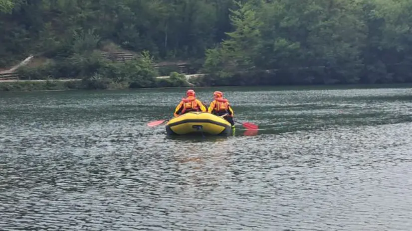 ++ Si tuffa e annega nel lago Sinizzo, morto 21enne ++