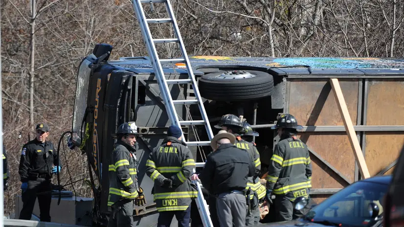 epa02629582 Emergency personnel works on the scene of the deadly bus crash in the Bronx, New York, New York, USA, 12 March 2011. Officials said at least 14 people died and another 20 were hospitalized in an early morning crash on a tour bus returning from Mohegan Sun Casino to the Chinatown section of New York. EPA/ANDREW GOMBERT