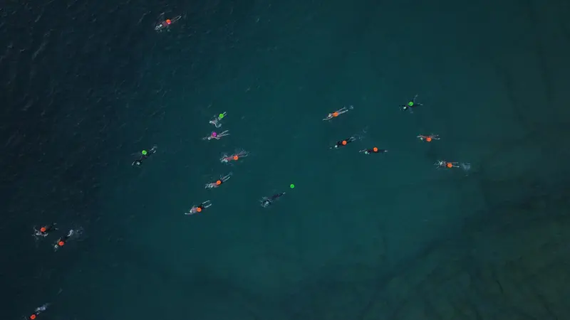 Il nuoto nel lago richiede tecniche e strategie diverse