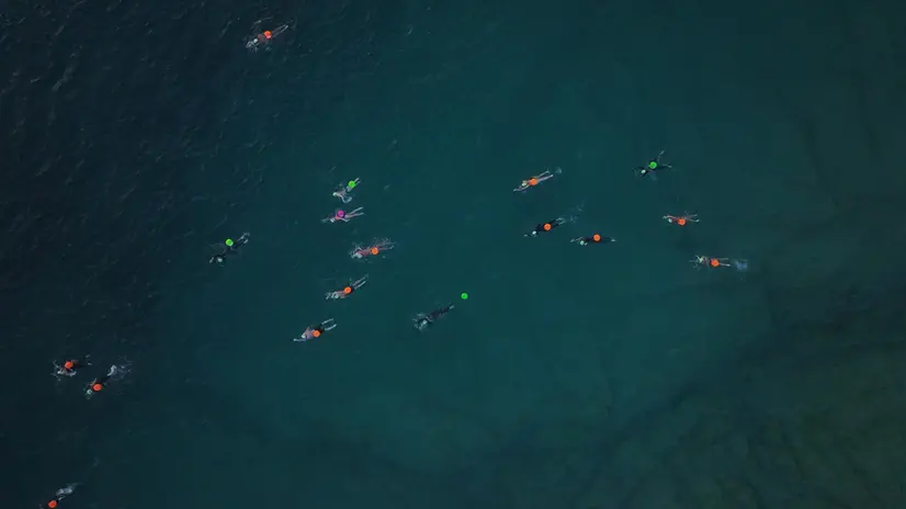 Il nuoto nel lago richiede tecniche e strategie diverse