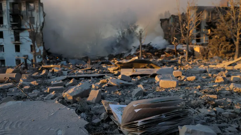 epa12276609 Smoke rises from the site of a Russian strike to a five-storied residential building in Kramatorsk in the Donetsk region, Ukraine, 31 July 2025 (issued 01 August 2025), amid the ongoing Russian invasion. At least one person was killed and 11 more were injured according to the State Emergency Service. Kramatorsk is the administrative center of the Kramatorsk district in the Donetsk region of Ukraine, which is about 40 km from the frontline. EPA/YEVHEN TITOV