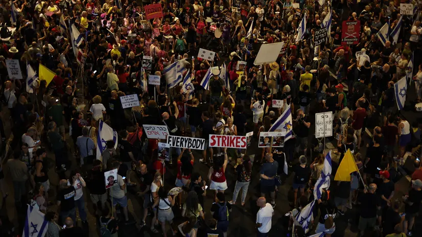 epa12305079 Protesters attend a demonstration outside the Kirya military headquarters in Tel Aviv, Israel, 16 August 2025. Families of Israeli hostages and their supporters took to the streets calling on the government to sign a hostages release and ceasefire deal. EPA/ATEF SAFADI