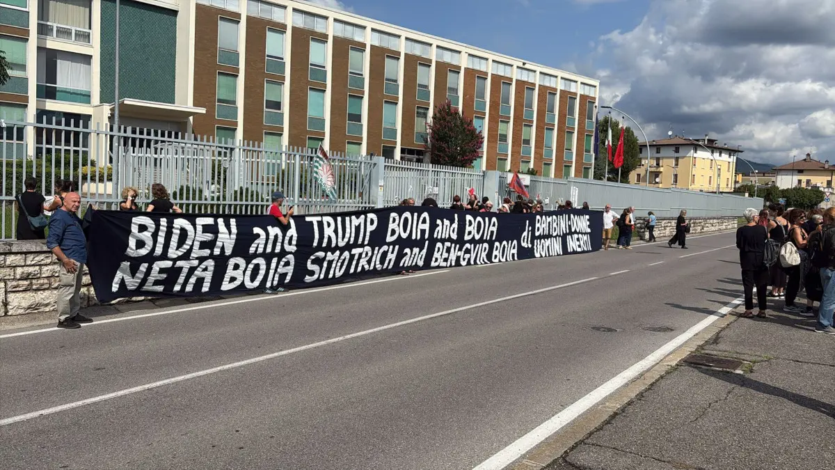 La manifestazione fuori dalla sede della Leonardo