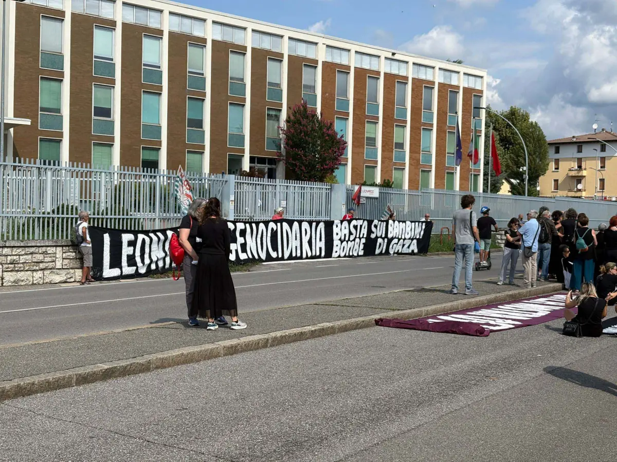 La manifestazione fuori dalla sede della Leonardo