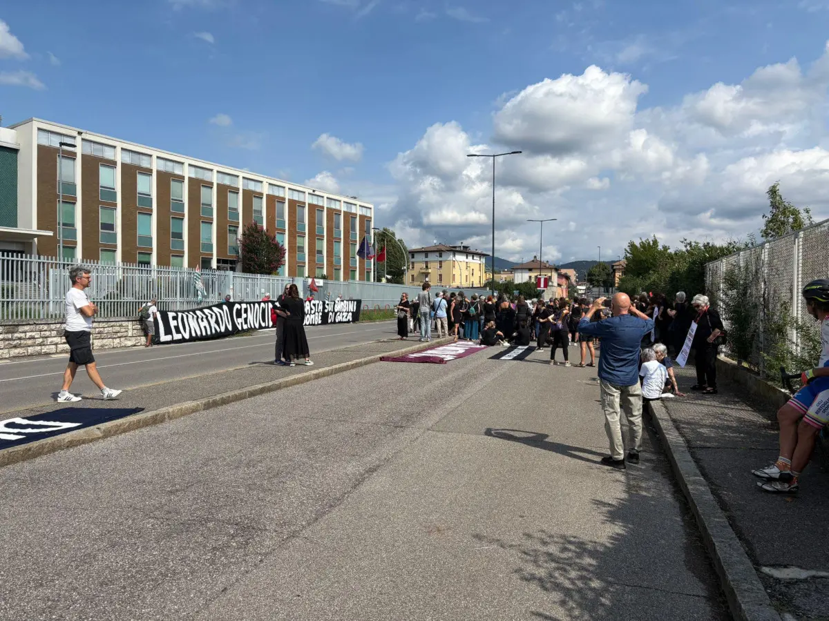 La manifestazione fuori dalla sede della Leonardo