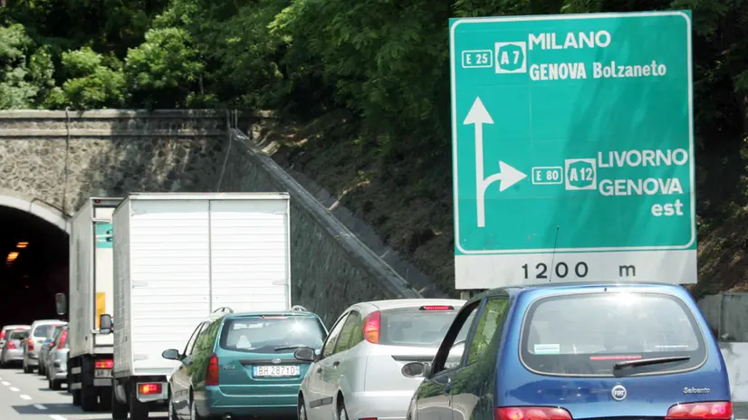 02/6/05 genova. Esodo x ponte del 2 giugno. Lunghe code si sono formate x il traffico verso le riviere, verso a12 e vrso la 10. - foto luca zennaro\ansa -