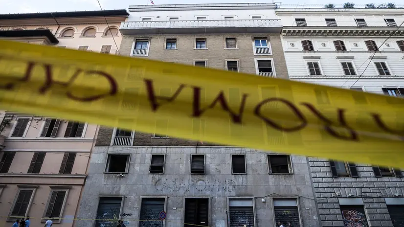 La scritta Casapound è stata rimossa dalla facciata della storica sede del movimento di estrema destra a Roma. A toglierla sono stati gli stessi attivisti in vista dell'operazione di rimozione prevista domani mattina per lo scadere del tempo concesso dal Campidoglio, Roma, 06 agosto 2019. ANSA/ANGELO CARCONI
