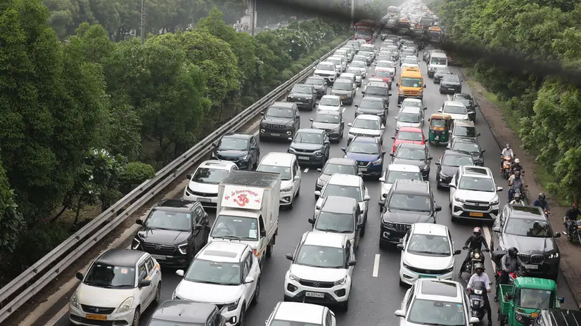 epa12274308 Hundreds of cars are stuck in a traffic jam on the expressway leading to Delhi near New Delhi, India, 31 July 2025. Traffic movement was affected in many parts of the Indian capital's key routes due to heavy rainfall since early morning. EPA/HARISH TYAGI