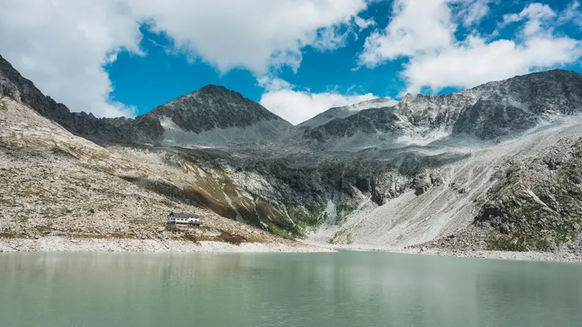 Il Rifugio Garibaldi nel parco dell'Adamello