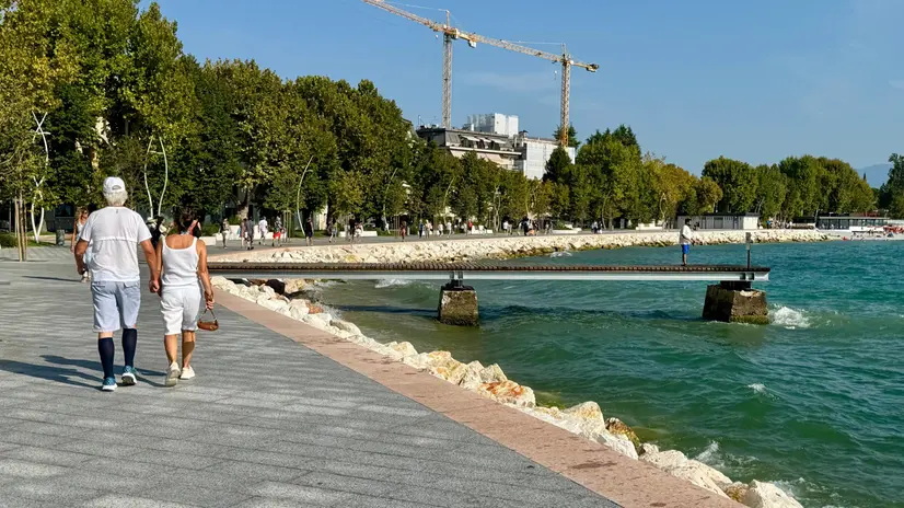 Un tratto di lungolago a Desenzano - © www.giornaledibrescia.it