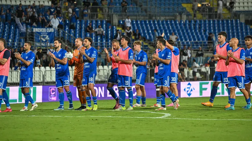 Il saluto dei giocatori alla Curva dopo il fischio finale - Foto New Reporter Pasotti © www.giornaledibrescia.it