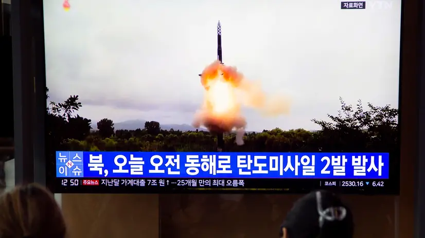 epa10857841 People watch a news segment on North Korea, at a station in Seoul, South Korea, 13 September 2023. According to South Korea's Joint Chiefs of Staff (JCS), North Korea launched two ballistic missiles toward the East Sea amid North Korean leader Kim Jong-un's visit to Russsia. EPA/JEON HEON-KYUN