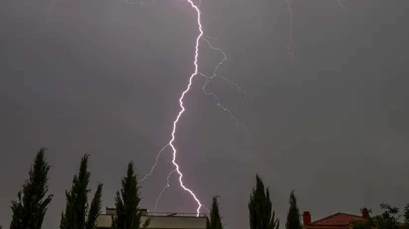 epa12283238 A stroke of lightning flashes in the sky during a thunderstorm over Skopje, North Macedonia, 04 August 2025. EPA/GEORGI LICOVSKI