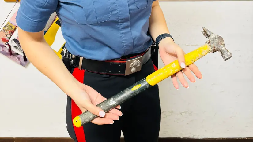 Il martello utilizzato dall'uomo per minacciare l'ex moglie