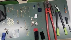 Gli attrezzi e la refurtiva recuperati dagli agenti