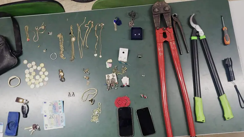 Gli attrezzi e la refurtiva recuperati dagli agenti