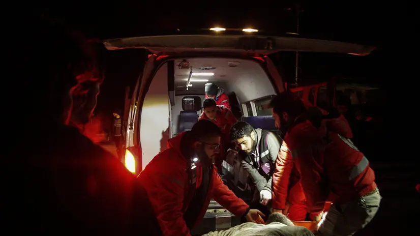 epaselect epa06496989 Syrian Arab Red Crescent (SARC) volunteers transport the injured to an ambulance near civilian buildings which were destroyed in airstrikes in Idlib City, Syria, 04 February 2018. The number of killed and wounded is unclear. According to activists the airstrikes were conducted by Russian warplanes. EPA/YAHYA NEMAH
