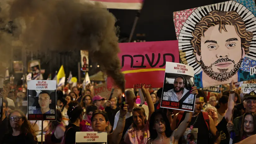 epa12305224 Protesters attend a demonstration outside the Kirya military headquarters in Tel Aviv, Israel, 16 August 2025. Families of Israeli hostages and their supporters took to the streets calling on the government to sign a hostages release and ceasefire deal. EPA/ATEF SAFADI