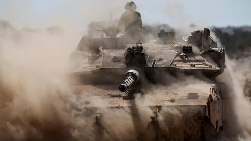 epaselect epa12310294 Israeli tanks deployed along the Israel-Gaza border in southern Israel, 19 August 2025. EPA/ATEF SAFADI