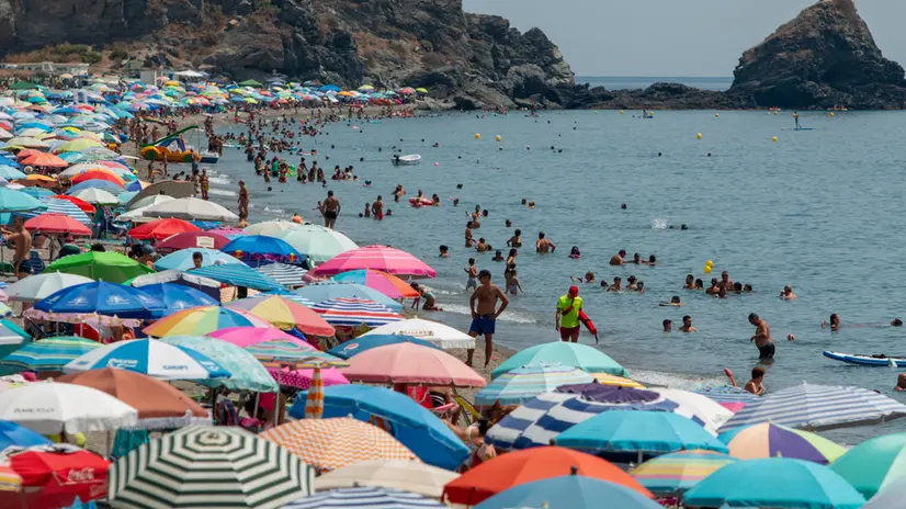 epa12304774 Sunseekers crowd the beach at San Cristobal de Almunacar, in Granada, Spain, 16 August 2025. The heatwave, which began on the 3rd, will bring some of the hottest days on Saturday and Sunday, with temperatures above 35 degrees in most of the country while reaching 44 degrees in Seville's countryside. EPA/Alba Feixas