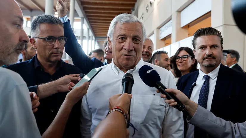 Il ministro degli Affari Esteri Antonio Tajani durante il Meeting per l'amicizia fra i popoli, organizzato dal movimento di Comunione e Liberazione, Rimini, 24 agosto 2025. ANSA/ANGELO CARCONI