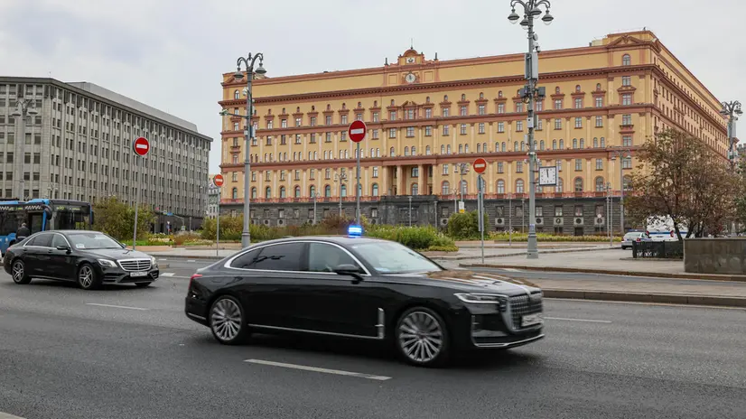epa11628181 Cars drive in front of the headquarters of the Federal Security Service's (FSB) on Lubyanka Square in Moscow, Russia, 27 September 2024. The Russian FSB announced the initiation of a criminal case under the article on illegal border crossing against US citizens - correspondents of the Australian TV channel ABC, Fletcher Young and Catherine Diss, as well as a Romanian journalist. Since August 17, ‘criminal cases have been opened against twelve foreign journalists for the illegal acts in question’. The maximum penalty under the illegal border crossing article is up to 5 years in prison. EPA/MAXIM SHIPENKOV