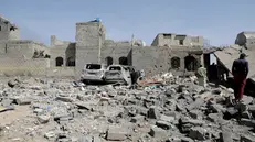 epa12015451 People inspect a damaged building after a US airstrike in Sana'a, Yemen, 07 April 2025. According to the Ministry of Health in the Houthi-administrated Sana'a, at least four were killed and 25 injured in a US airstrike on a residential building in the Sha'ub district on 06 April. EPA/OSAMAH YAHYA