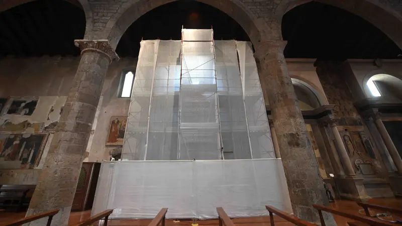 Il cantiere all'altare dedicato a San Francesco - Foto Marco Ortogni/Neg © www.giornaledibrescia.it