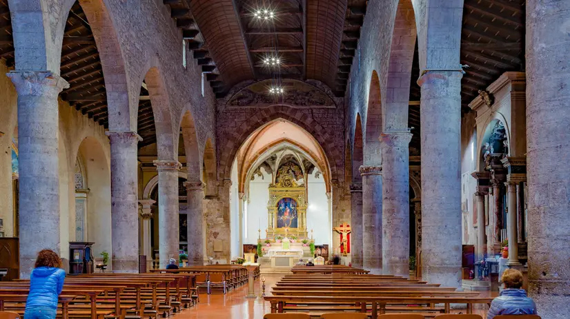 L'interno della chiesa francescana - © www.giornaledibrescia.it