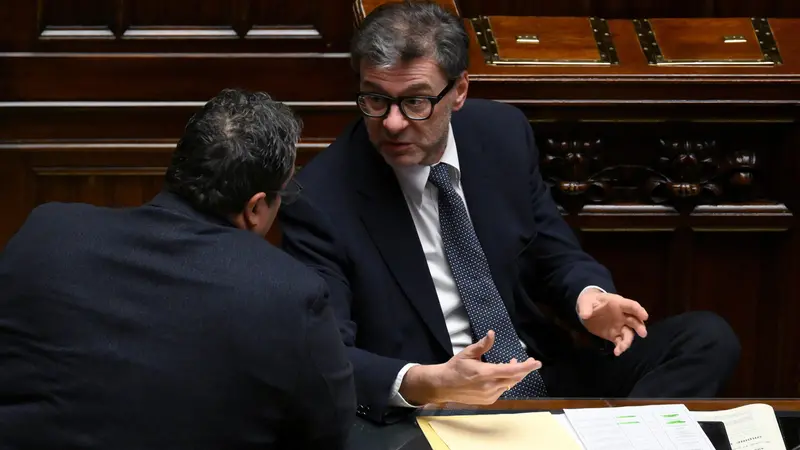 Il ministro dell'Economia Giancarlo Giorgetti (D) con il sottosegretario Claudio Durigon (S) durante il question time alla Camera, Roma, 15 gennaio 2025. ANSA/ETTORE FERRARI