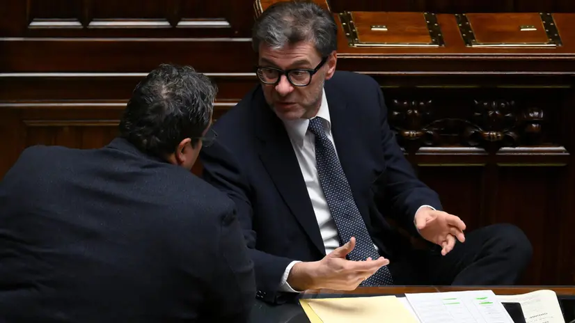 Il ministro dell'Economia Giancarlo Giorgetti (D) con il sottosegretario Claudio Durigon (S) durante il question time alla Camera, Roma, 15 gennaio 2025. ANSA/ETTORE FERRARI