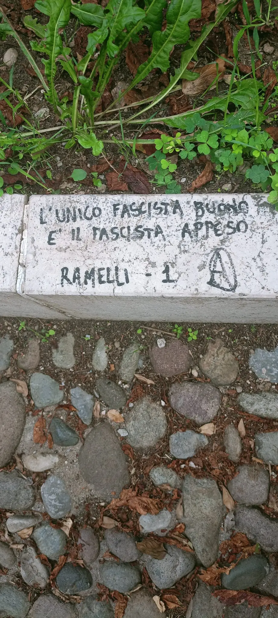 La scritta apparsa sulla lapide - © www.giornaledibrescia.it